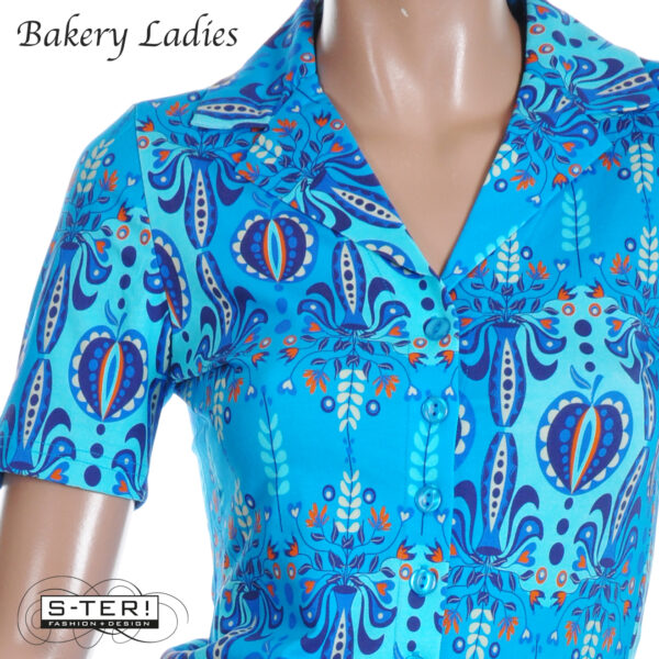 S2.2 Bakery Ladies Blouse PEGGY BL51OCE107 APPLE&VASE BLUE CURACAO - Afbeelding 4