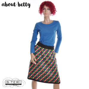 W40.1 ABOUT BETTY ST2006 KNITTED SKIRT VASE