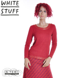 W18.36 WHITE STUFF WEAVER LS SPARKLE TEE DEEP RED 444668